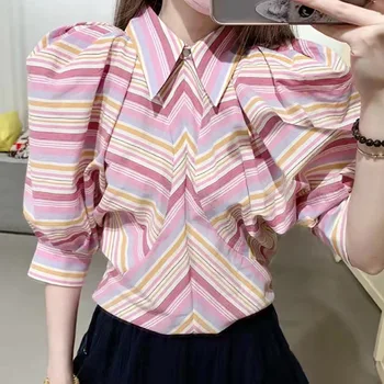 Женская блузка-рубашка в контрастную полоску с короткими пышными рукавами и отворотом.